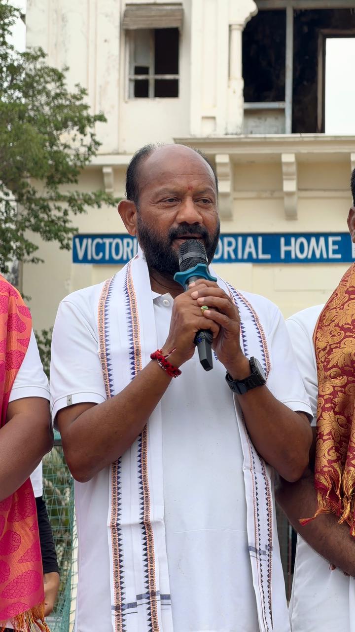 Nomula Kabeer Das addressing the community